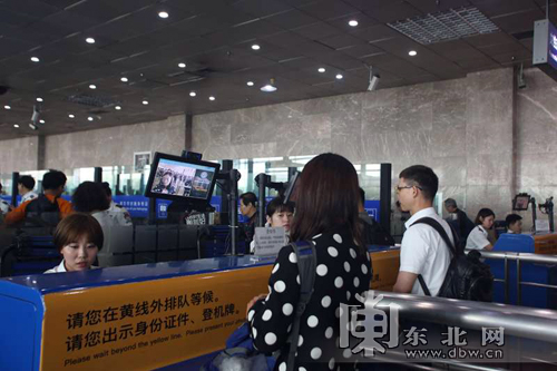 "刷臉"刷身份證過安檢,人證合一便利生活